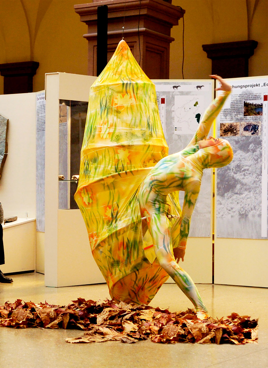 Geburt - Performance Kostüm und Cocon zur Ausstellungseröffnung Kreuzwege-Wildwechsel - © USCH QUEDNAU